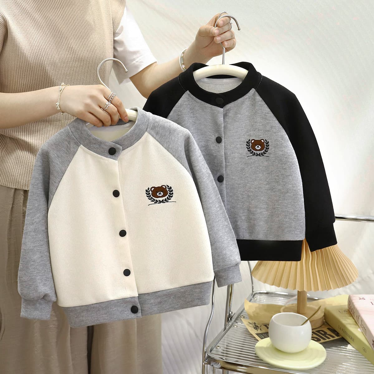 Children's knitted cardigan, new autumn style, 2025, boys' coat, cartoon top, girls' clothes, autumn wear, baby clothing.