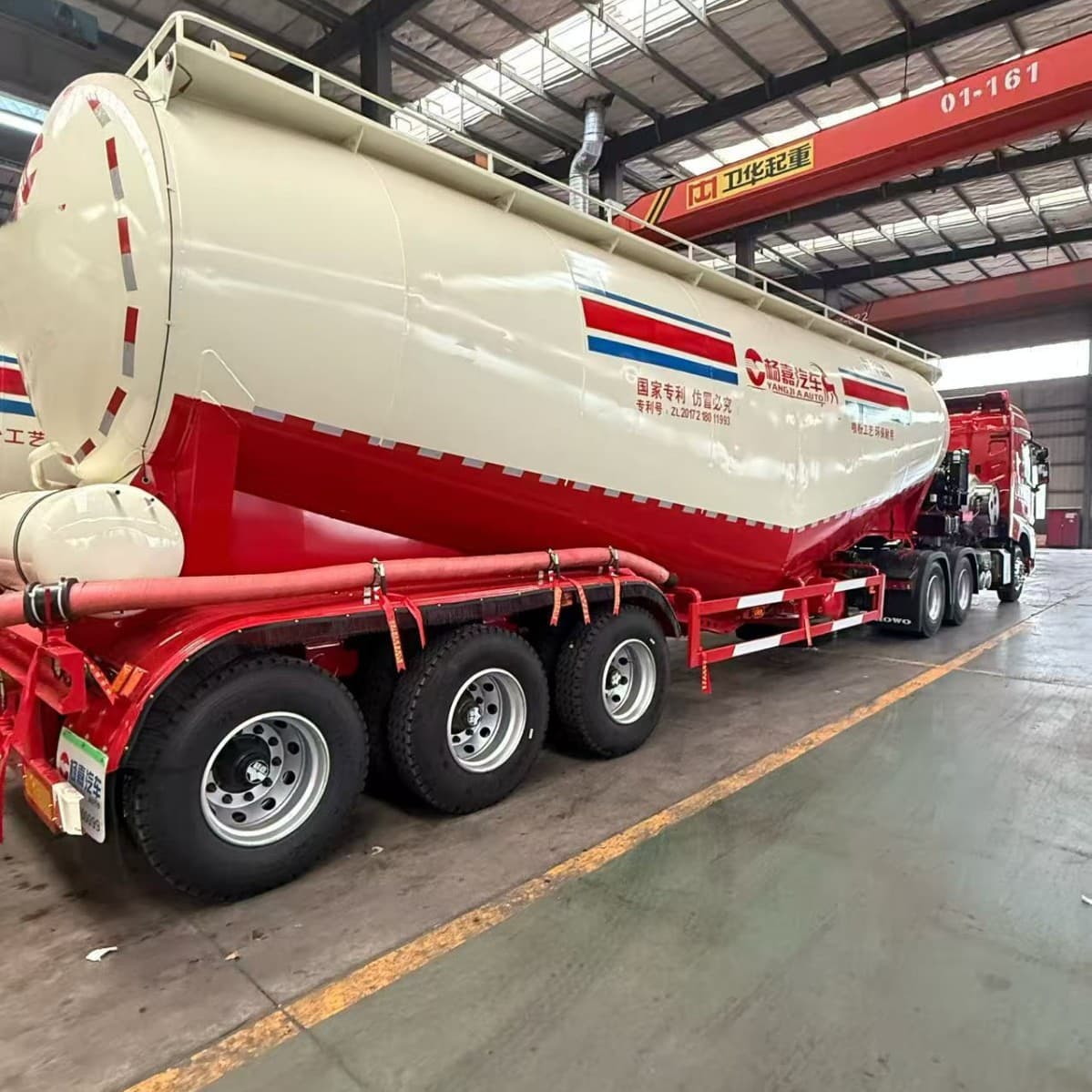 Cross-border fly ash pellet transport tanker bulk cement silo semi-trailer lime mortar coal ash trailer tanker