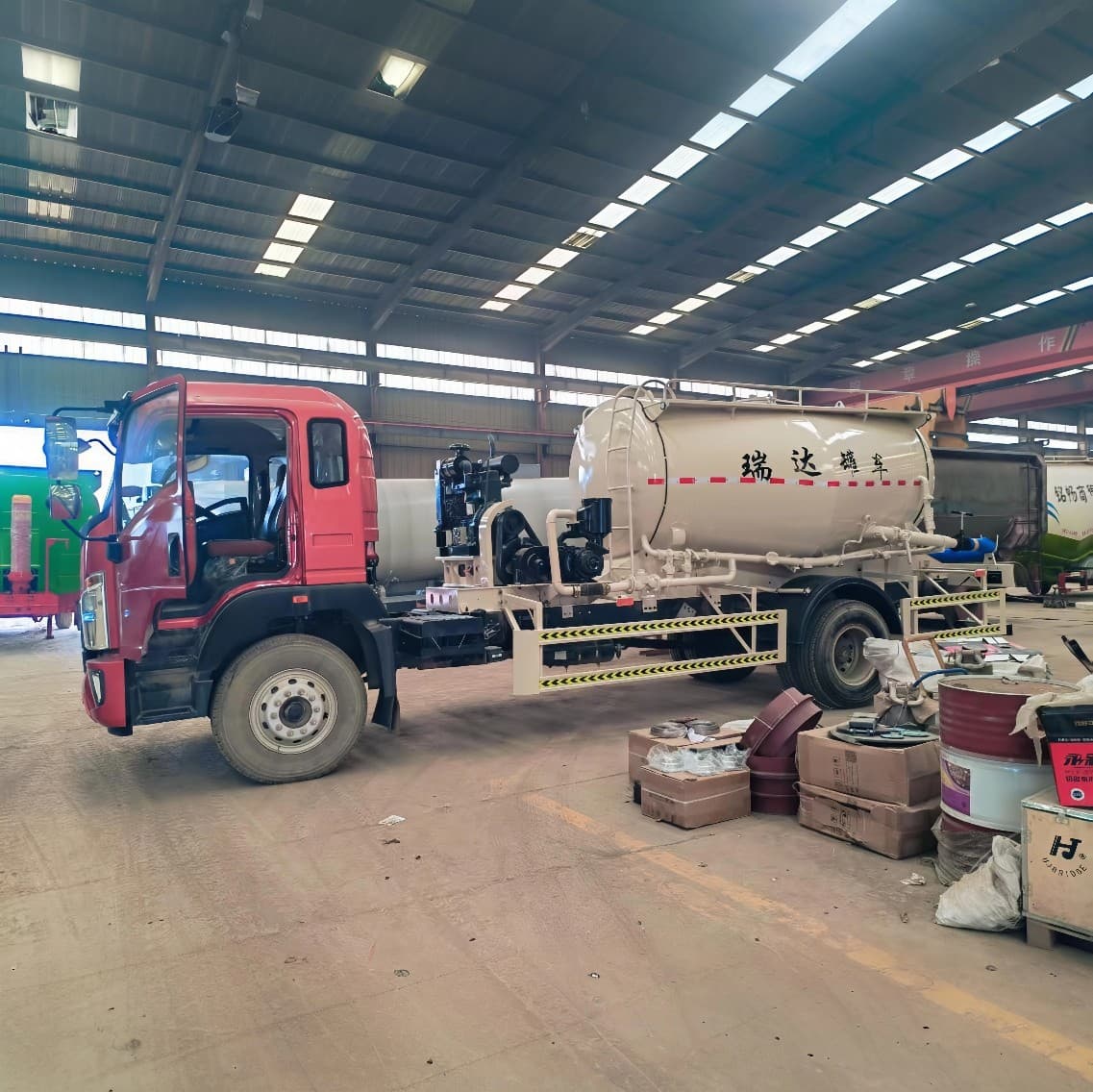 20 cubic meter liquid storage tank, 25 cubic meter powder material tank, small horizontal ash silo.