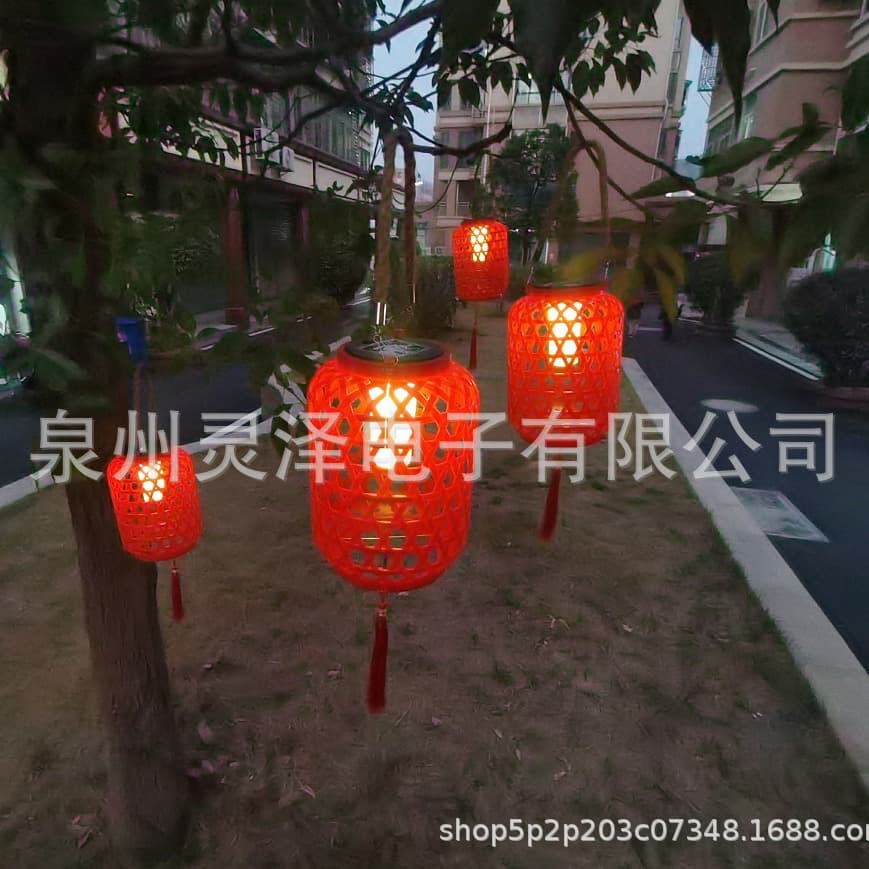 Solar-powered classic Chinese bamboo lantern (with wick), Spring Festival lantern, imitation rattan outdoor decoration for courtyards.