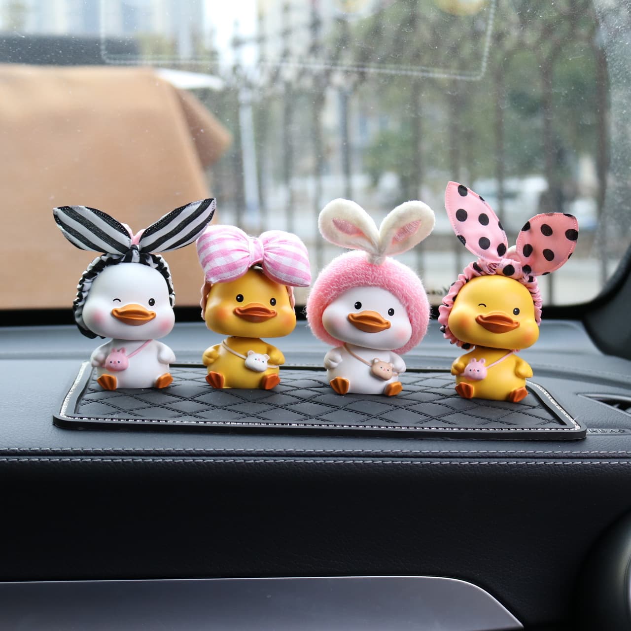 Creative cute cartoon car ornament dashboard decoration, internet-famous pet-themed car accessory
