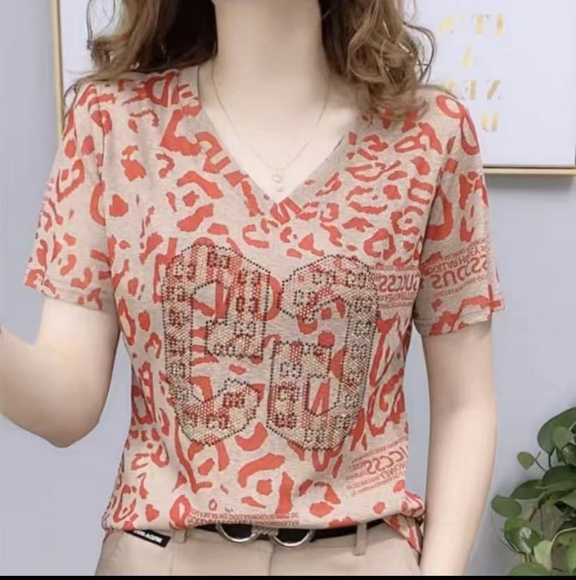 2023 New Summer Short-Sleeved T-Shirts for Middle-Aged and Elderly Women, Plus Size, Stylish V-Neck Tops, Age-Defying Belly-Covering Shirts
