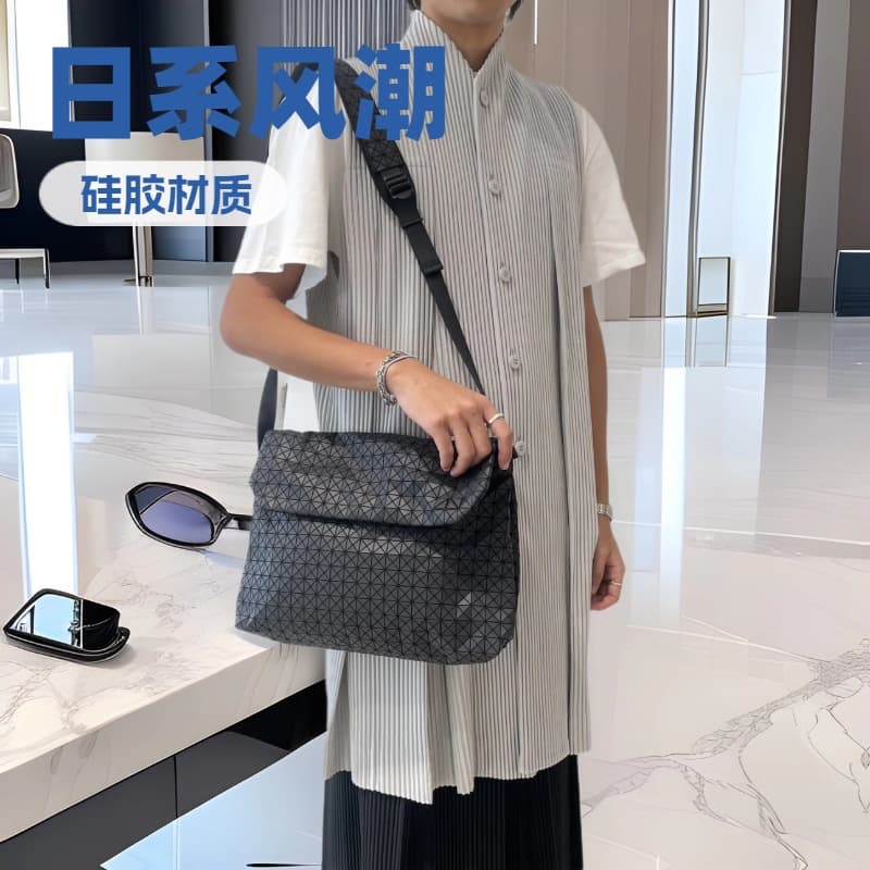 Zhaijia's new FROGGY hijab messenger bag Japanese geometric rhombus shoulder messenger bag silicone knight bag for men and women