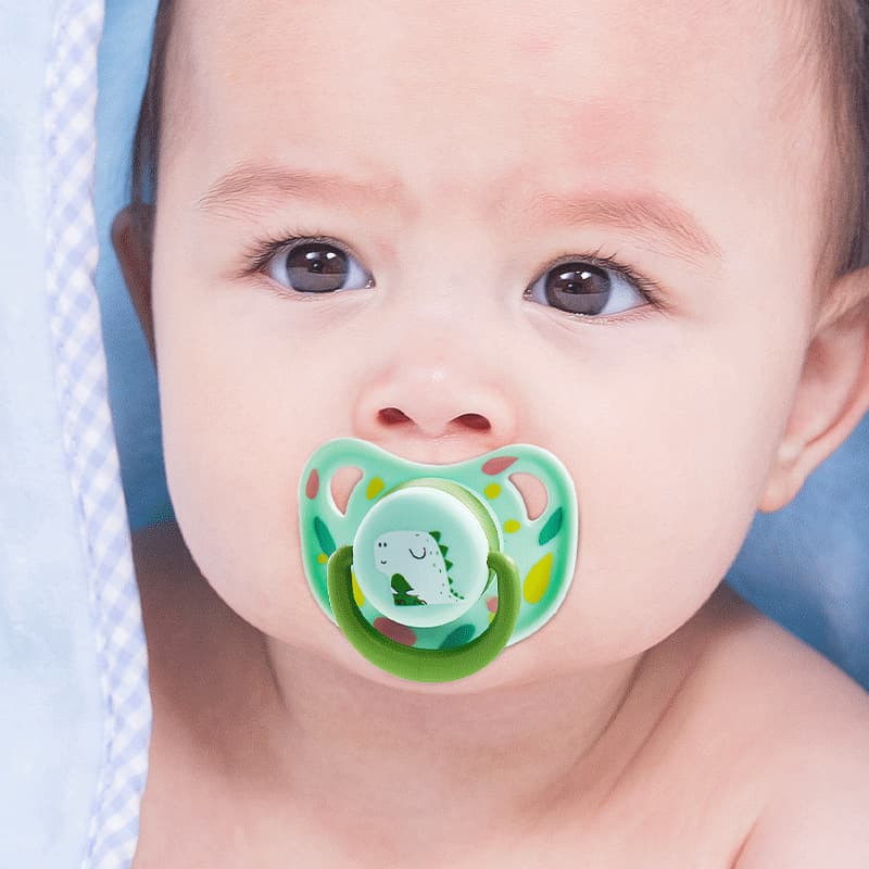 Cross-border pacifier, dustproof, anti-colic, silicone flat head, night use, simulates breast milk, sleep-inducing type, factory manufacturer.