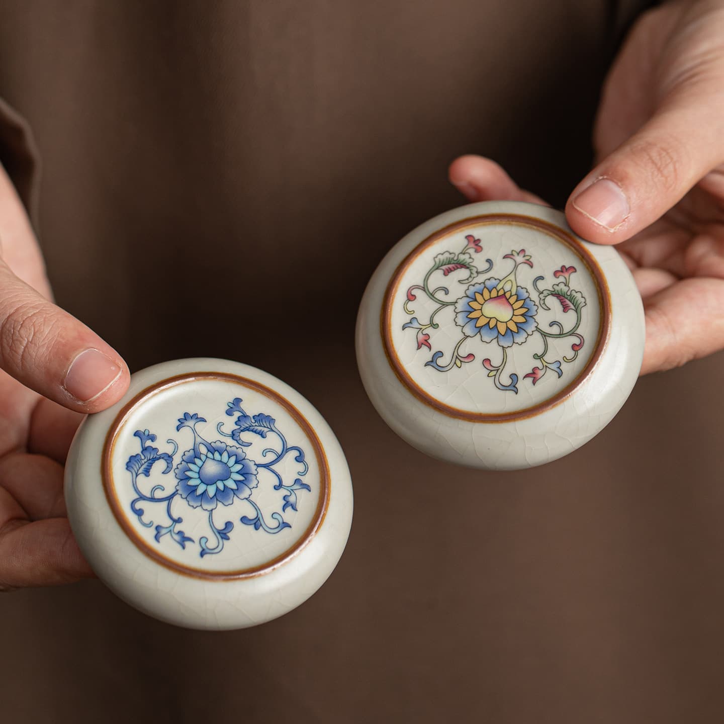 Blue and white porcelain Ru ware solid lid teapot holder with lotus scroll design, cup holder, household decorative ceramic Kung Fu tea set accessory.
