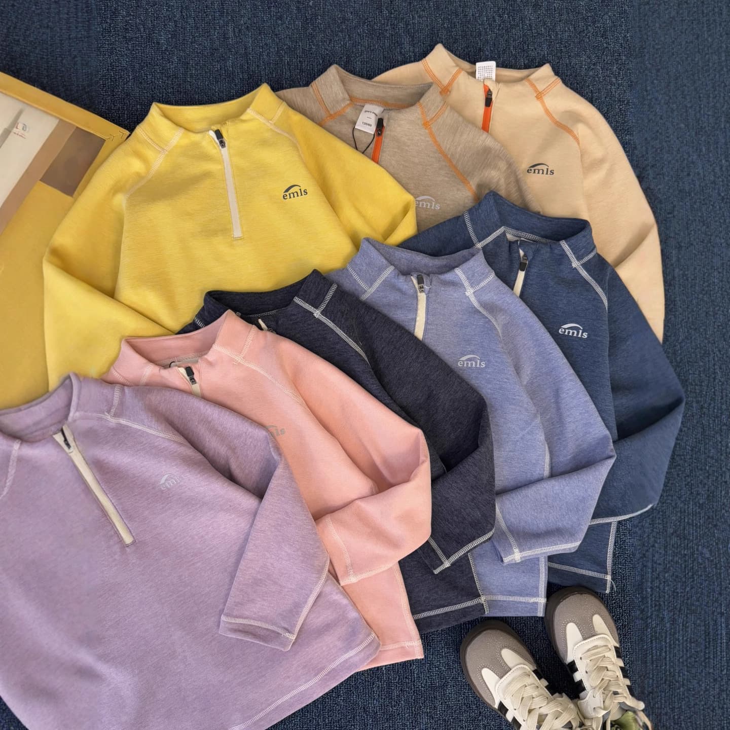 Thickened and warm half-zip outdoor sports stand-up collar top for girls and boys.