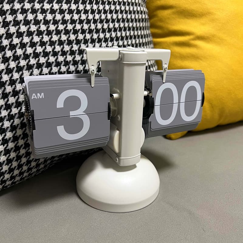 Retro European style simple personalized page flip clock small balance style home living room fashion table clock creative flip clock