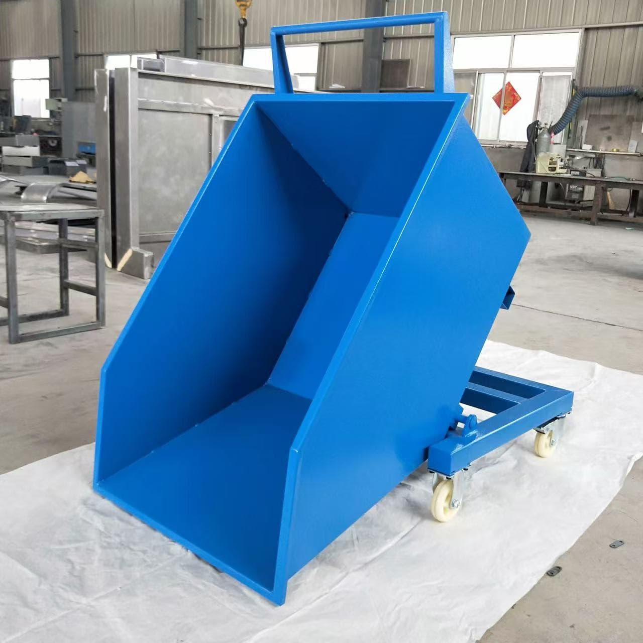Customized scrap metal collection vehicle, hand-pushed iron bucket, tilting self-unloading hopper, machine tool scrap conveyor trolley