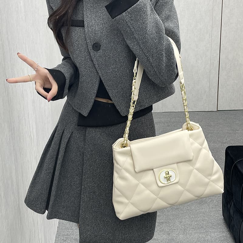 Diamond chain bag, fashionable and niche design, large capacity tote bag, popular commuter crossbody bag for women this year