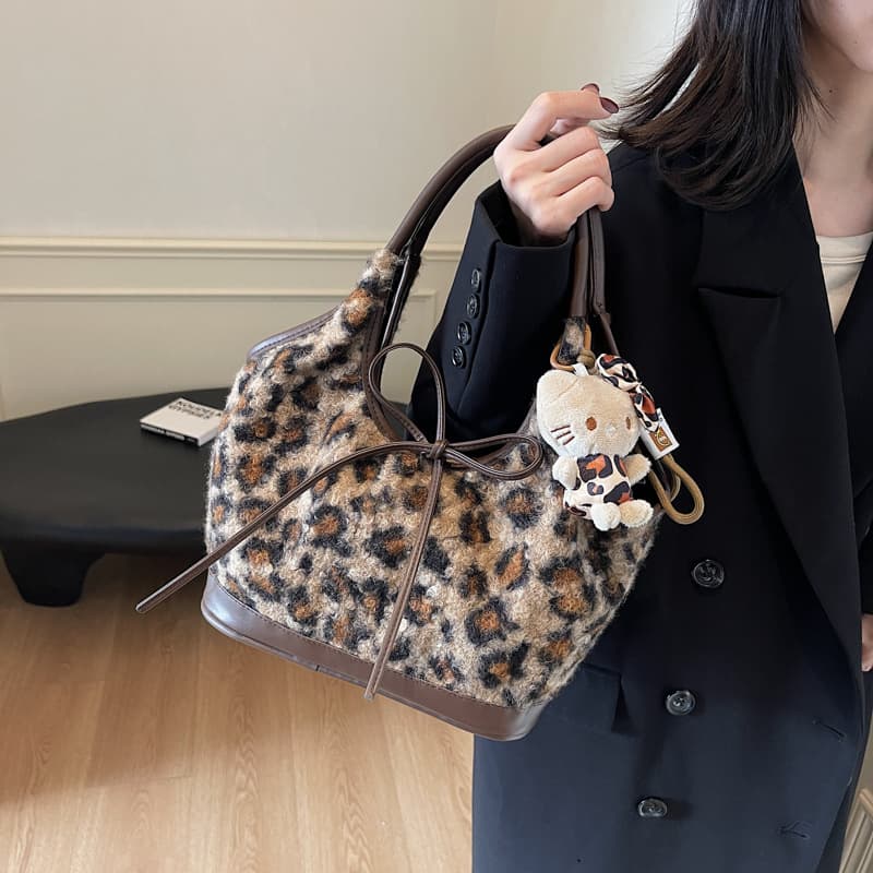 American retro leopard print underarm bag 2025 autumn/winter new furry bag large capacity commuter tote bag shoulder bag