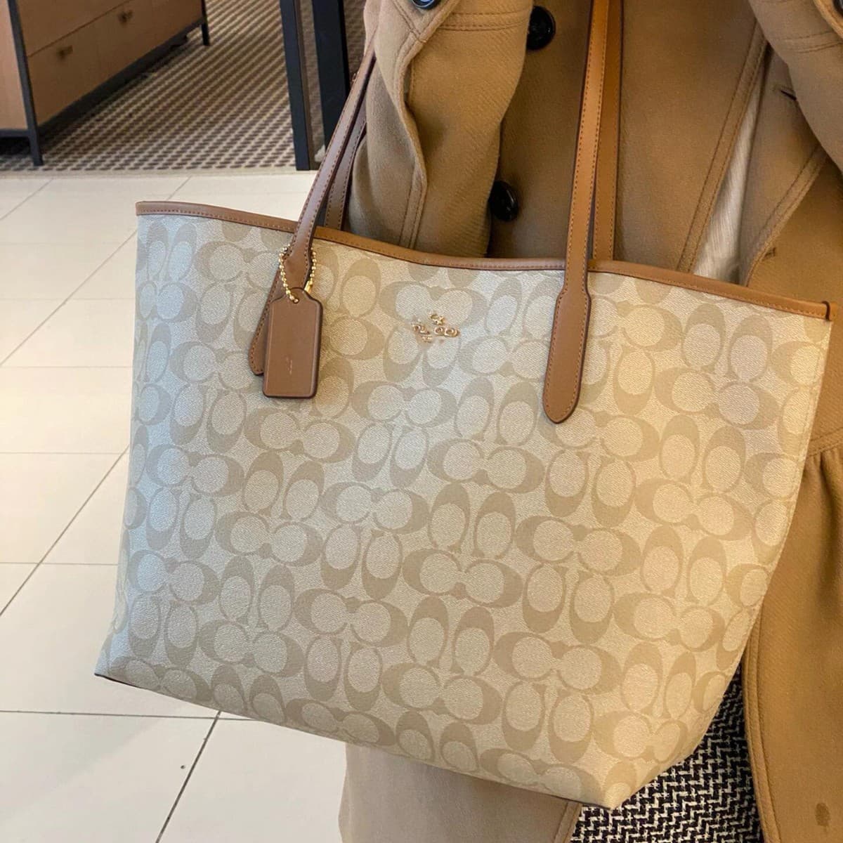 C-brand New High-Version City33 Tote Bag Magnetic Snap Underarm Bag Classic Large-Capacity Versatile Mom Shopping Bag