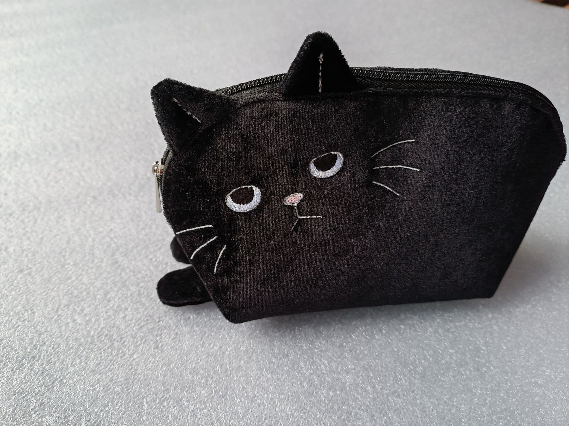 Cat bag animal cosmetic bag pet shape cosmetic bag velvet crystal velvet cosmetic bag easy to carry on business trips to the factory