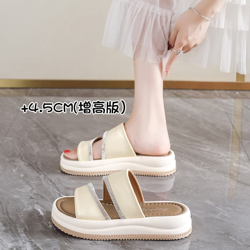 Slippers for women for summer outer wear, 2026 new styles that are not tiring for the feet, fashionable and high-end beach slippers, one-line sandals for women