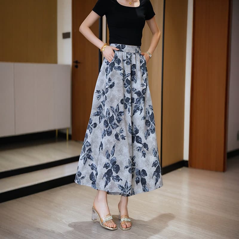 Retro printed culottes for women in summer, versatile and elegant, mid-length culottes, high-waisted, loose and drapey, wide-leg casual pants