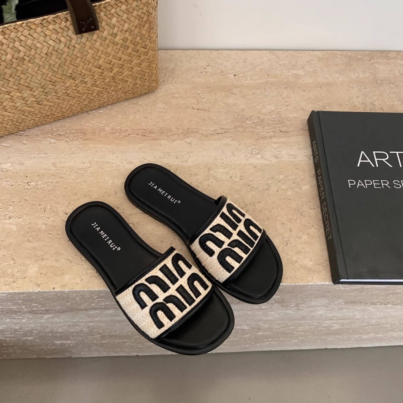 Spot quick-release slippers for women, ins, high-end fashion, outdoor wear, indoor home use, non-slip soft-soled beach sandals