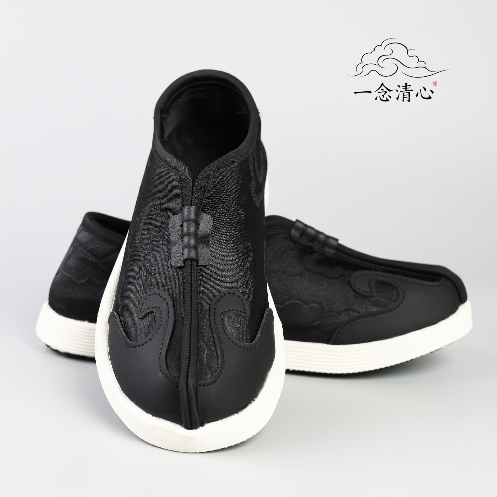 High-end men's and women's Taoist practice shoes for spring, autumn and summer, featuring a single-beam design, lightweight, non-slip, soft sole, and cloud-patterned design.