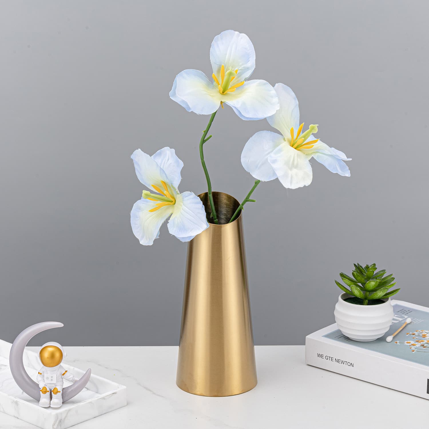 Stainless steel small vase, metal slanted mouth, golden desktop dry flower arrangement, wedding and festival minimalist decorative ornaments