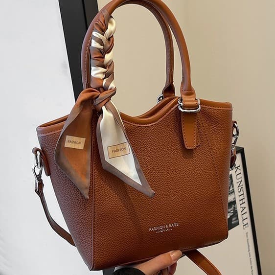 Fashionable Handheld Bucket Bag 2024 Korean Style Trendy Shoulder Bag Minimalist Casual Versatile Commuter Crossbody Bag