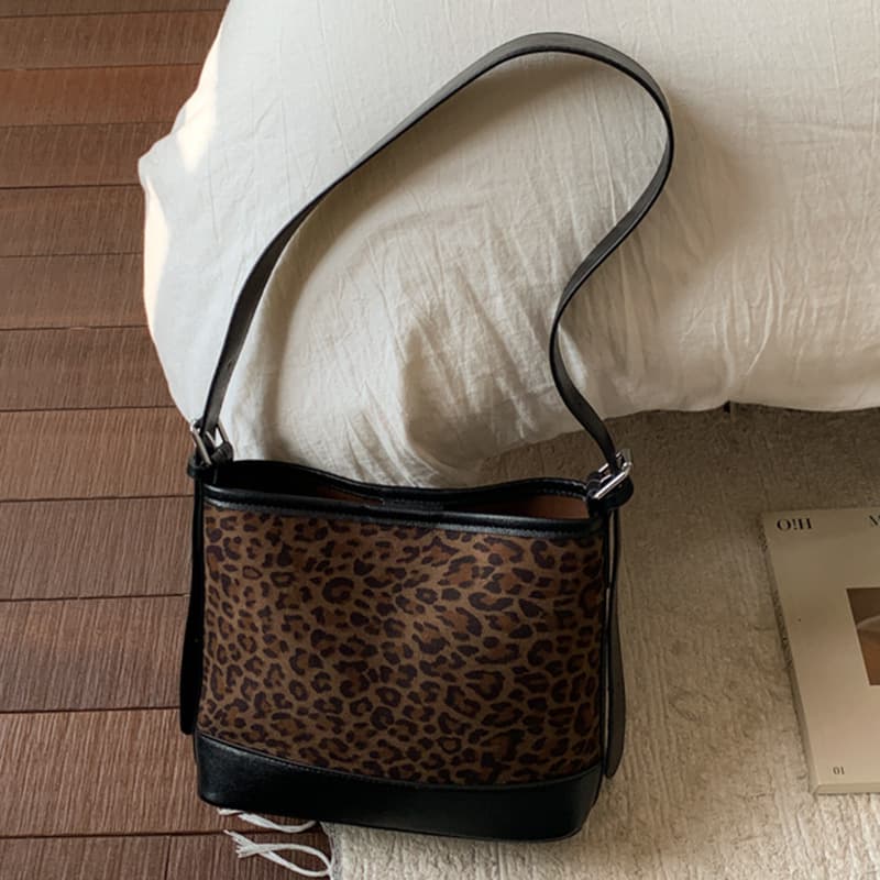Casual Retro 2025 Fall/Winter New Fashionable Suede and Leather Patchwork Bucket Bag Minimalist Korean Style Commuter High-Appearance Shoulder Bag