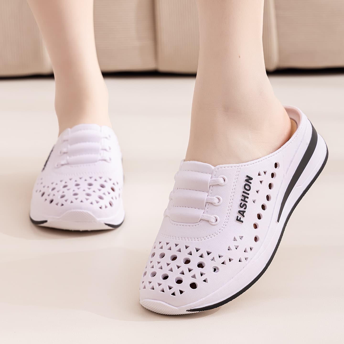 New flat-heeled non-slip middle-aged mother's toe-toe slippers, toe-toe slippers, imitation leather wedge-heeled clogs, outer wear women's slippers