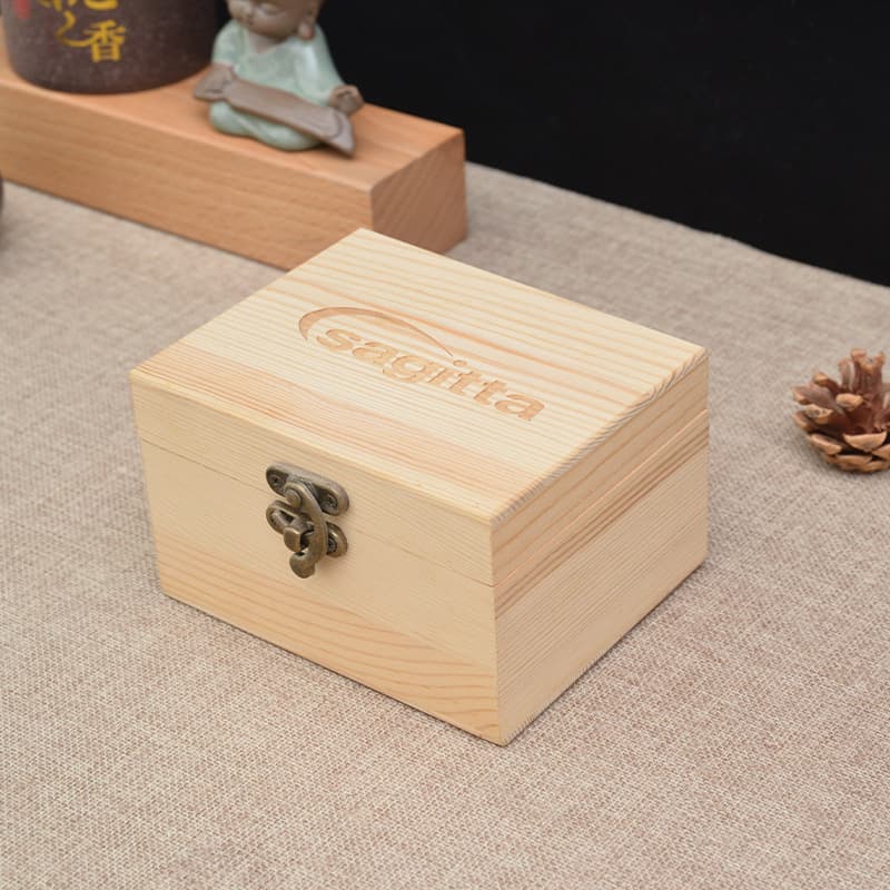 Simple rectangular wooden storage box for gift packaging and jewelry storage; flip-top DIY souvenir storage box.