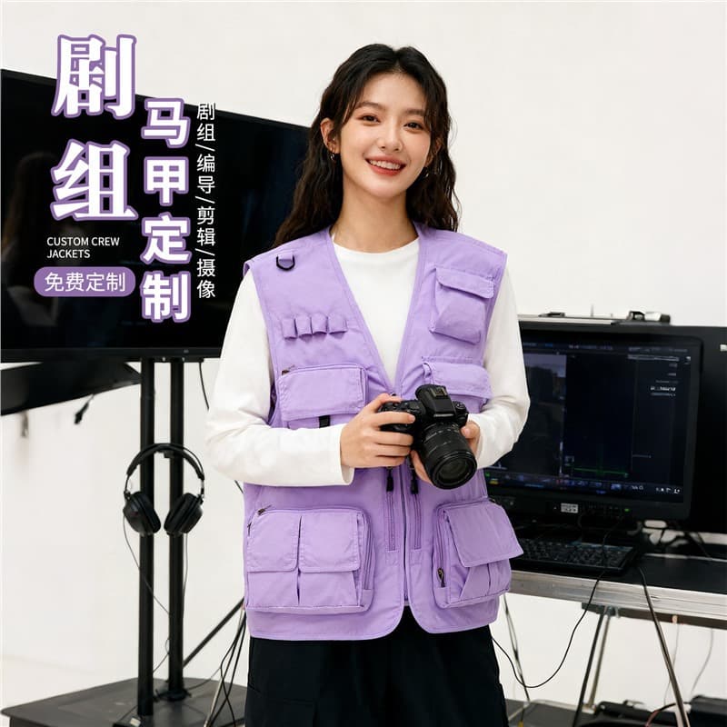 Film crew vests with logo printed on them, professional cinematographers' work clothes for filming movies, TV series, web series, and short videos.