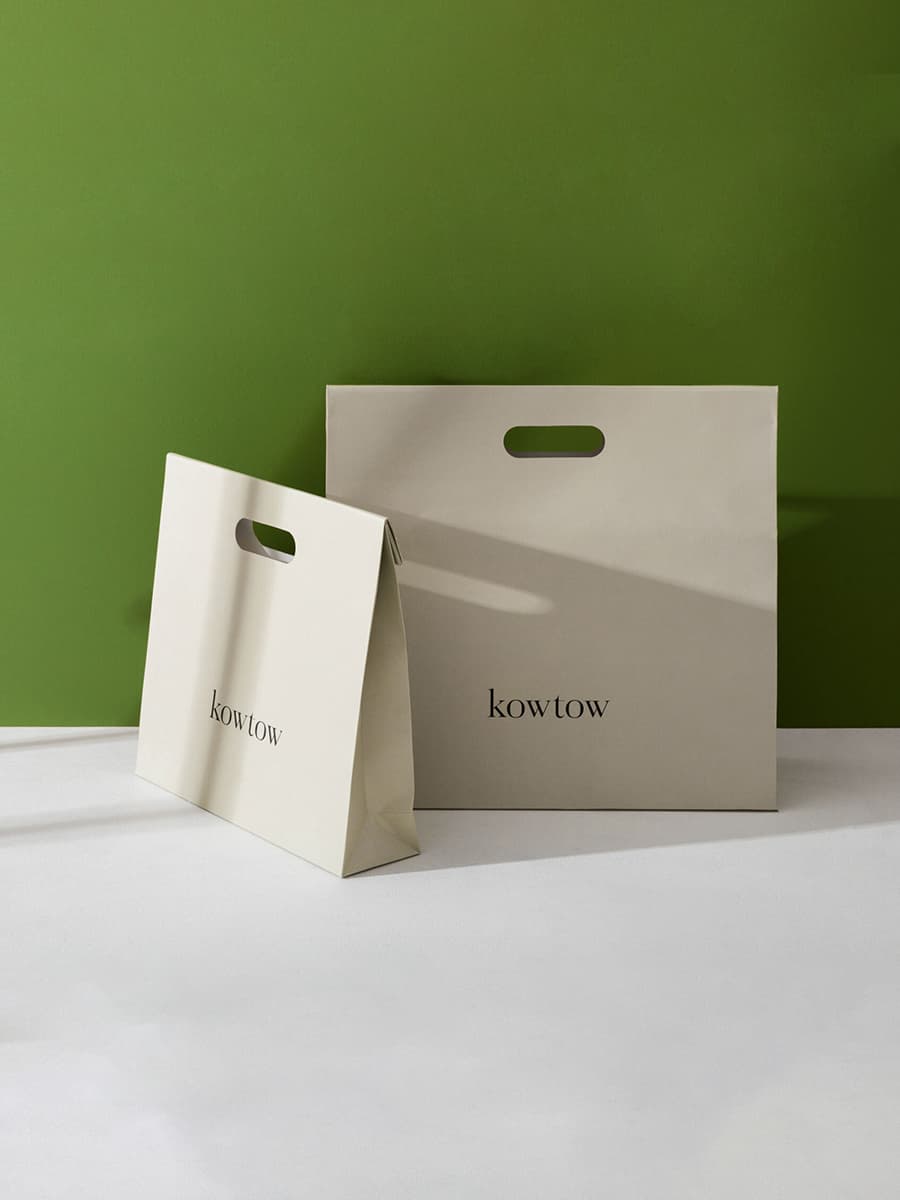 Personalized gift box with printed logo, foldable and sealed packaging bag, customized size, color printed paper for hand carry