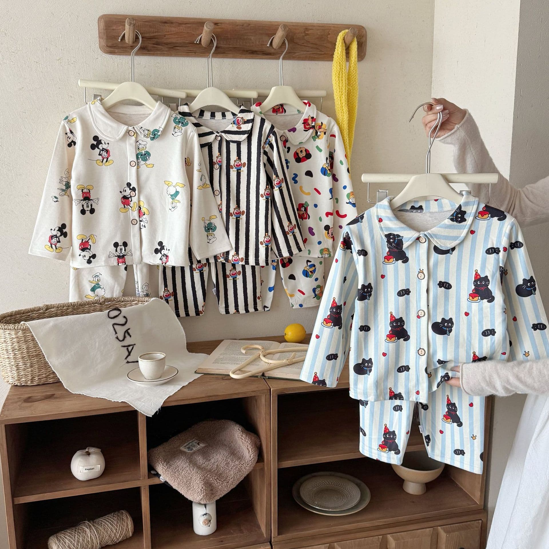 Cartoon long-sleeved suit for boys and girls, home clothes, baby lapel cardigan, autumn and winter pajamas, two-piece set