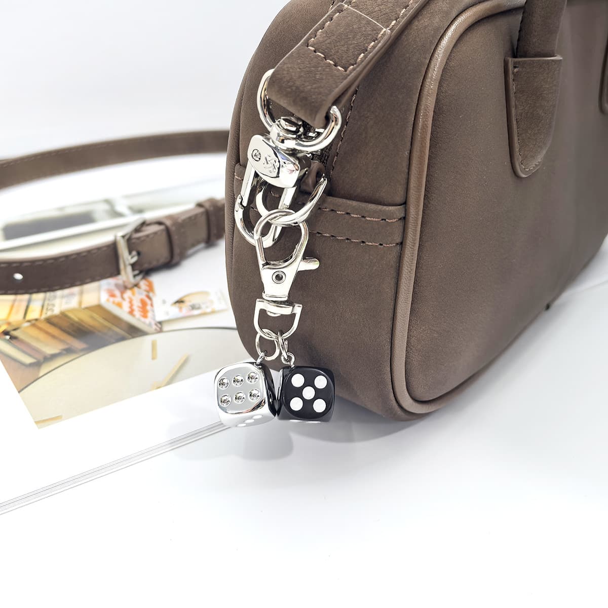 Cross-border hot selling dice creative metal keychain pendant diy handmade car pendant trouser chain decoration