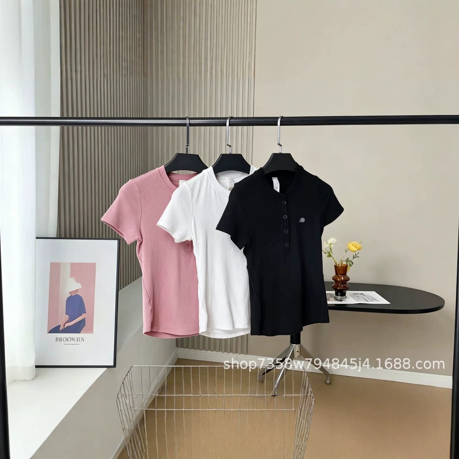 Alo Henry T-Shirt. Comfortable and breathable slim fit. Versatile for daily wear and sports. Easily flatters your figure.