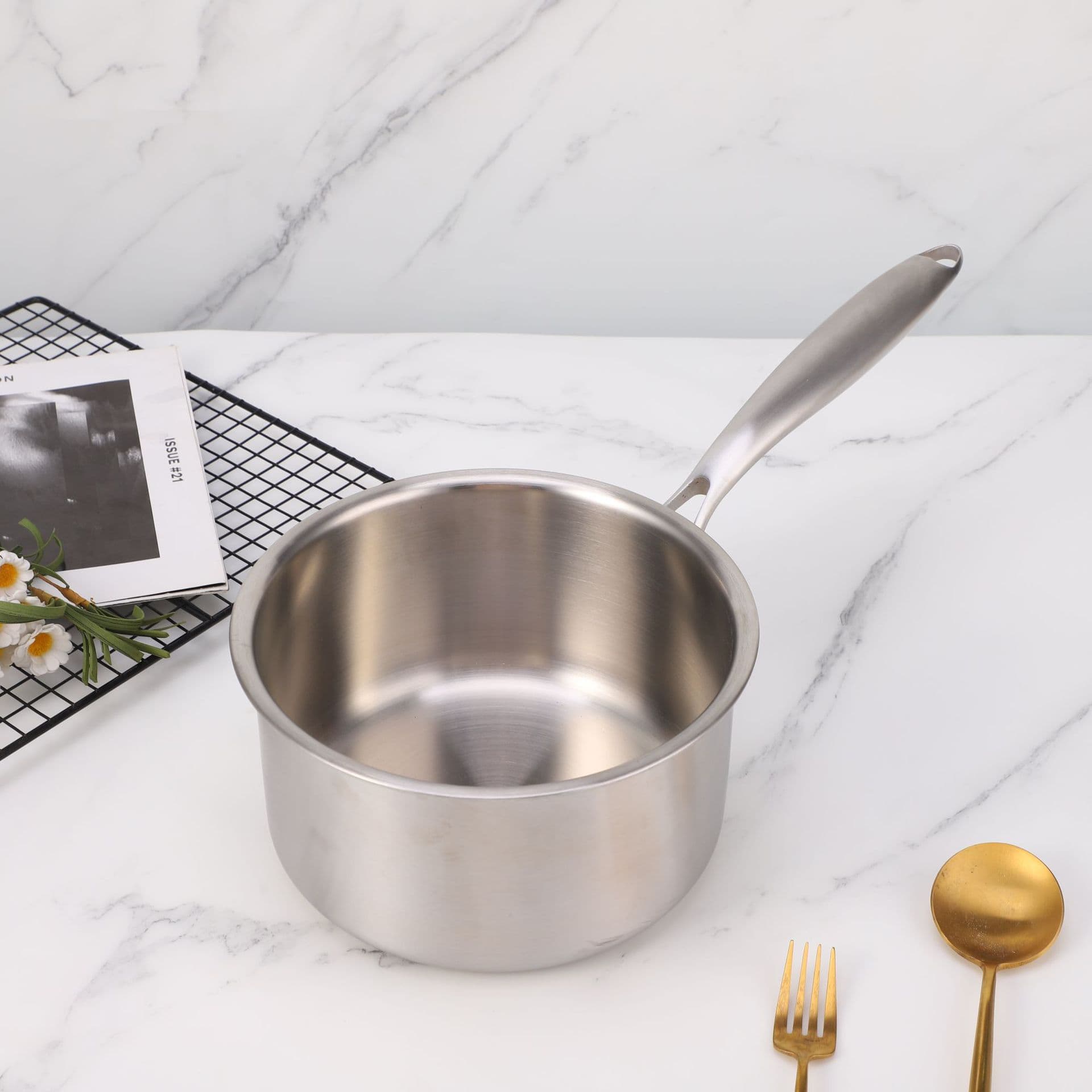 Factory direct supply of stainless steel stew pots with single handles and three-layer composite bottoms for soup making and steaming. Kitchen-specific flat-bottomed saucepans.