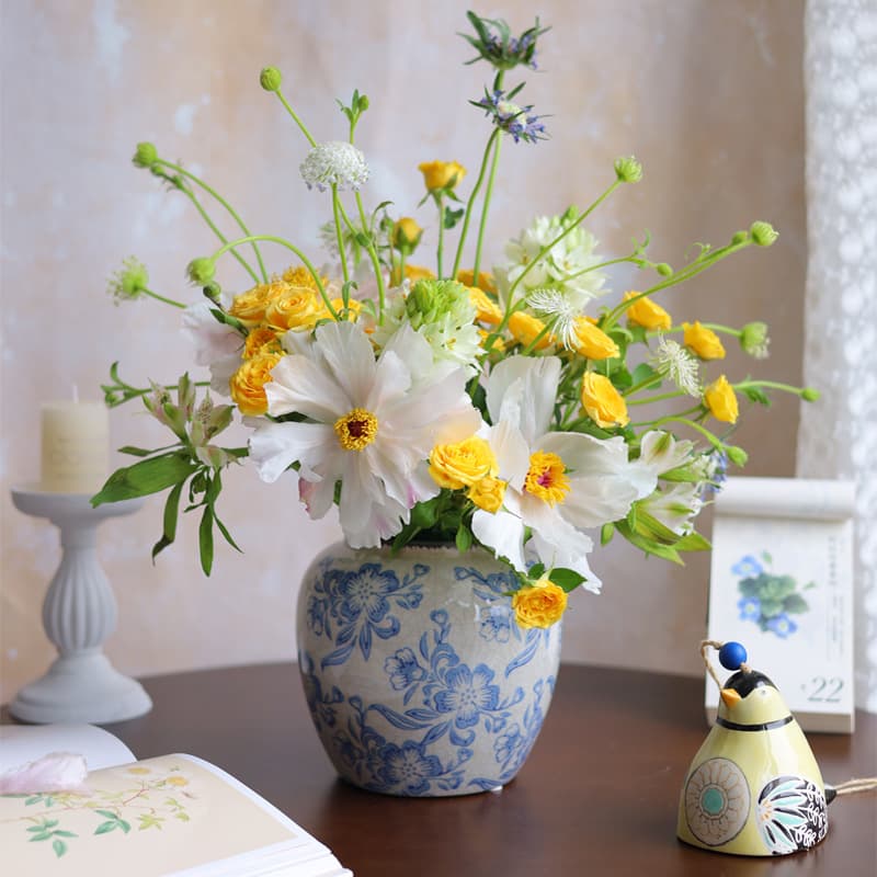 Blue and white porcelain vase ceramic high-end French country retro vase ceramic old cracked vase hydroponics