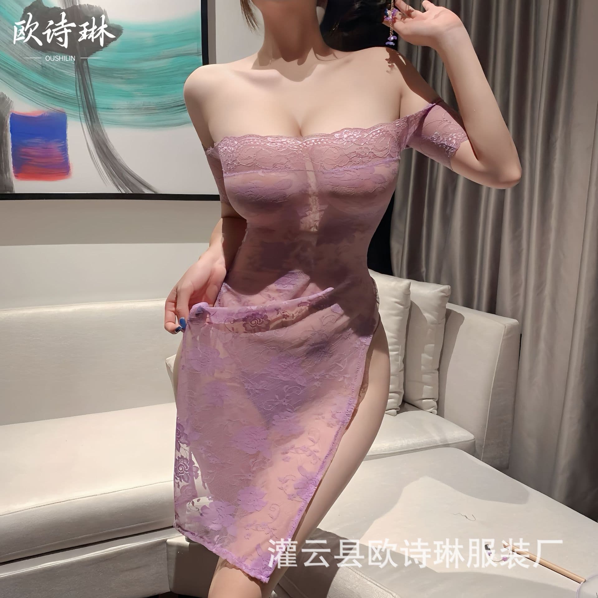 Ou Shilin's sexy and alluring lingerie, featuring an off-the-shoulder see-through cheongsam that reveals the buttocks and is designed for seductive wear without needing to be removed.
