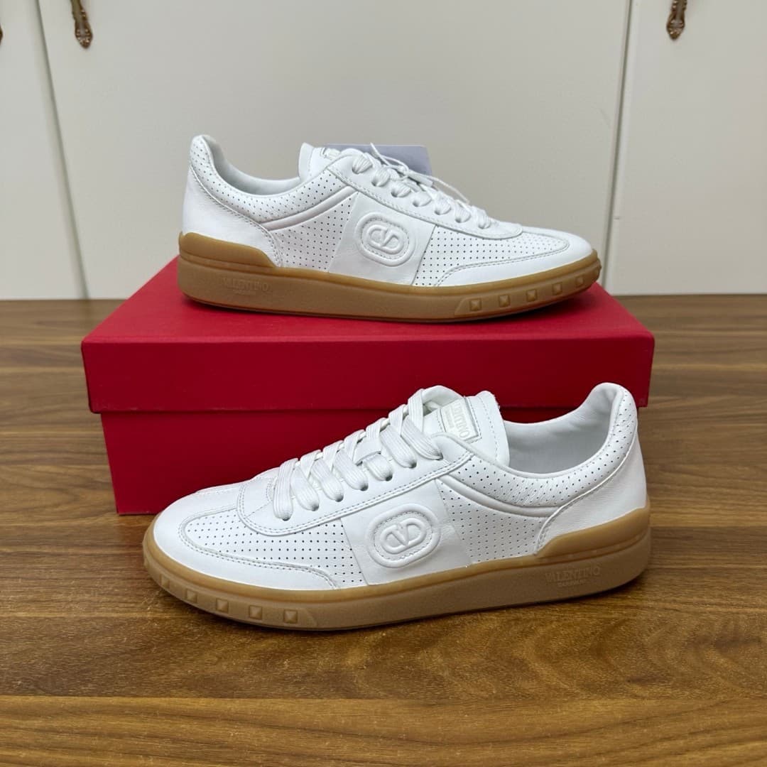 V family original brand white shoes with color matching high-end European brand moral training shoes autumn couple style genuine leather rivet flat shoes