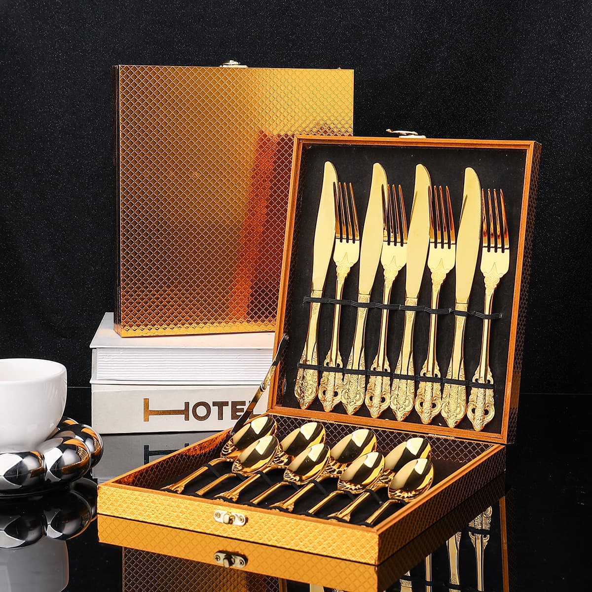 L Stainless Steel Vintage Embossed Cutlery Set European Western Knife Fork Spoon Set Bistro Steak Knife Fork in Stock