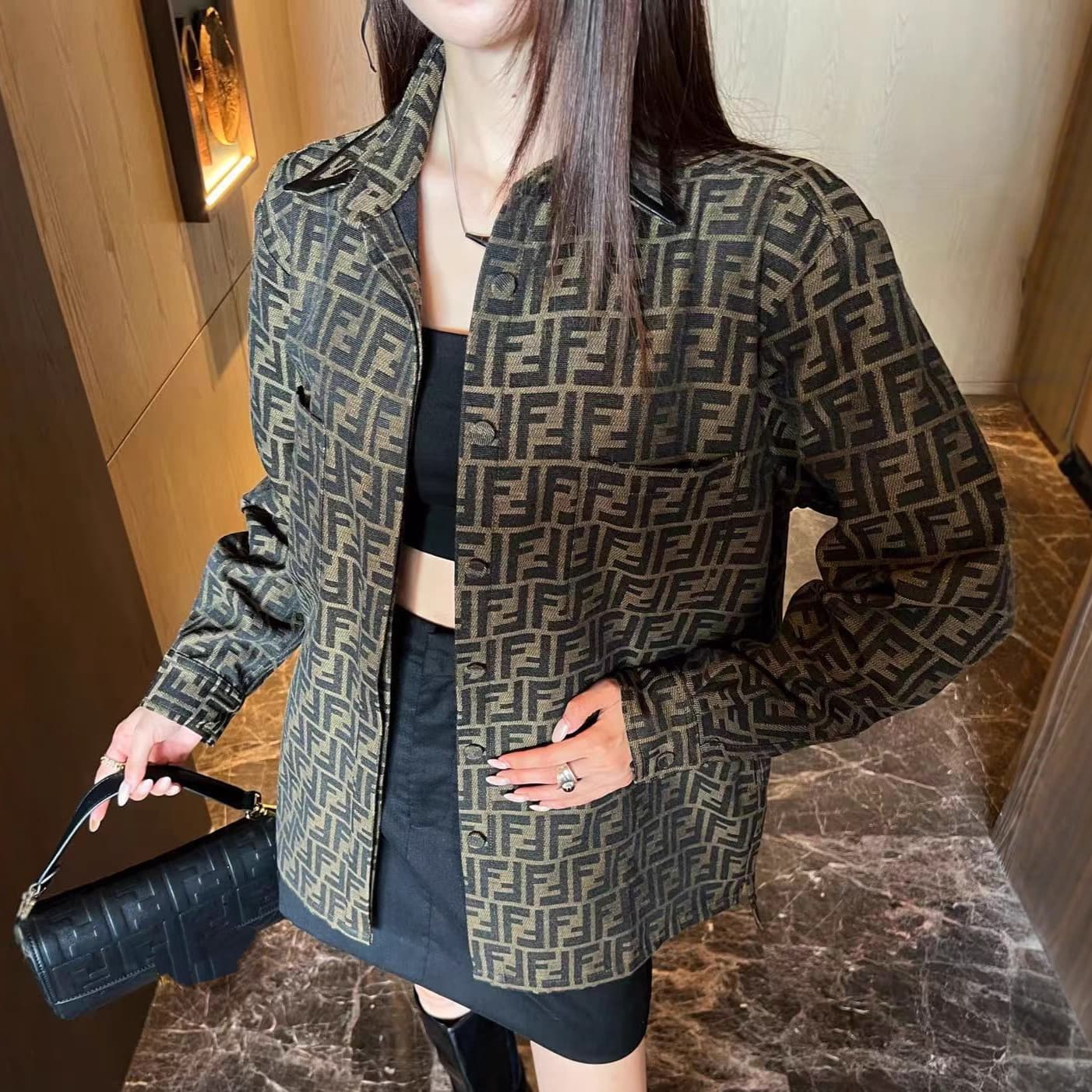 2025 Fall New F-Style Full-Piece Jacquard Letter Collar Stitched Leather Trim Belted Waist Casual Jacket Coat 904