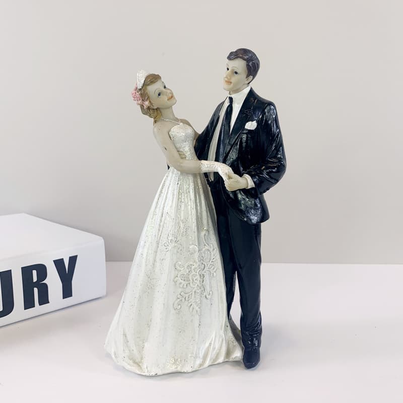 Cross-border European-style bride and groom resin figurine wedding cake decoration baking gift wedding ornament