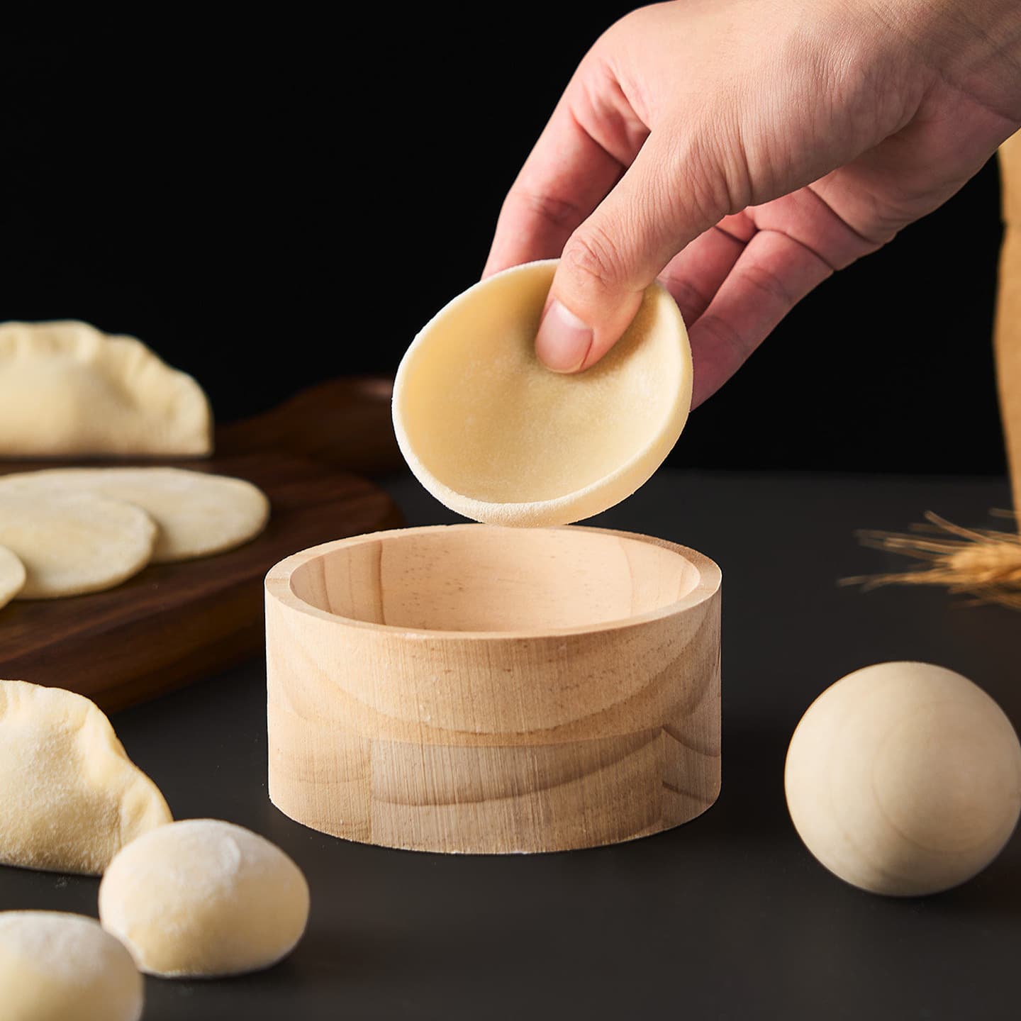 Solid wood round pressed dumpling skin mold hand-rolled skin artifact Xue Mei Niang pastry bag dumpling wooden skin pressing tool
