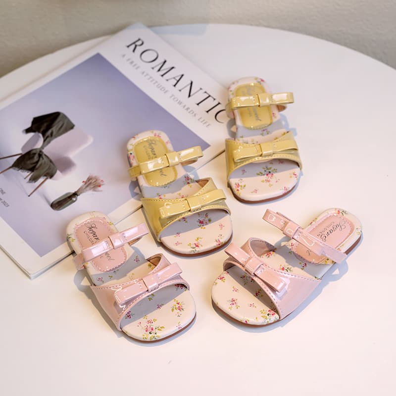 Girls slippers to wear outside 2026 summer new children's shoes little girls princess shoes soft sole casual beach shoes trend