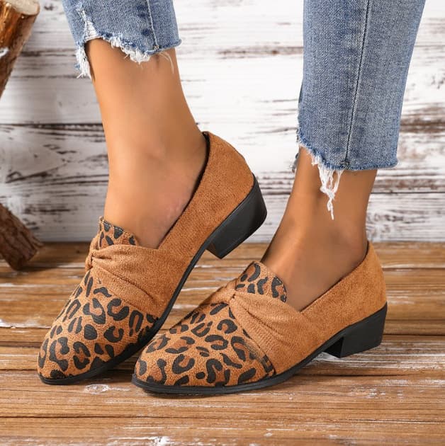Cross-border Trade Large Size Pointed Toe Flats for Women 2024 Spring and Autumn New Style Shallow Mouth Loafer with Chain Women's Shoes Wholesale