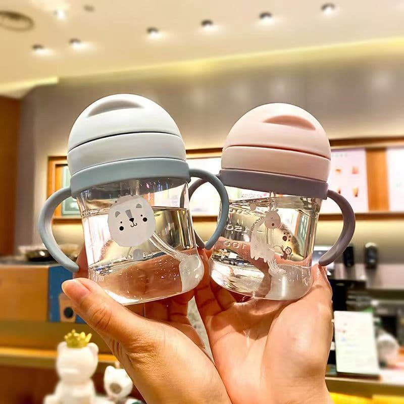 Manufacturer's children's water cup with straw, kindergarten baby bottle, learning drinking cup with handle, drop-proof, leak-proof and choking-proof kettle