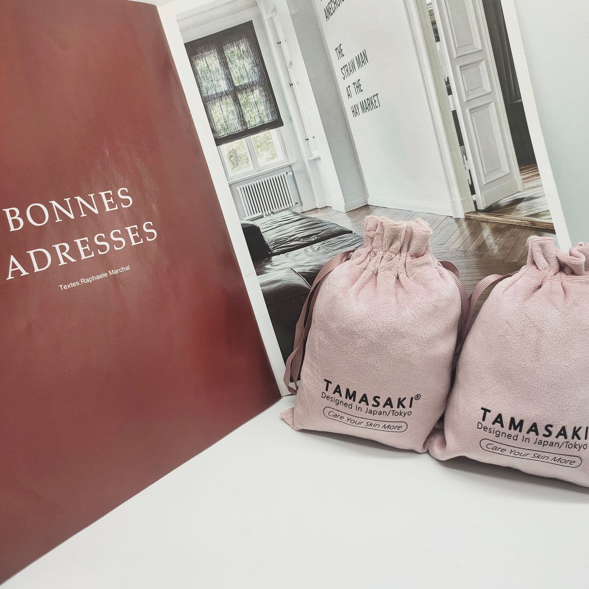 Premium velvet drawstring bags, flocked sachets, high-end cosmetic storage bags, customizable logo available.