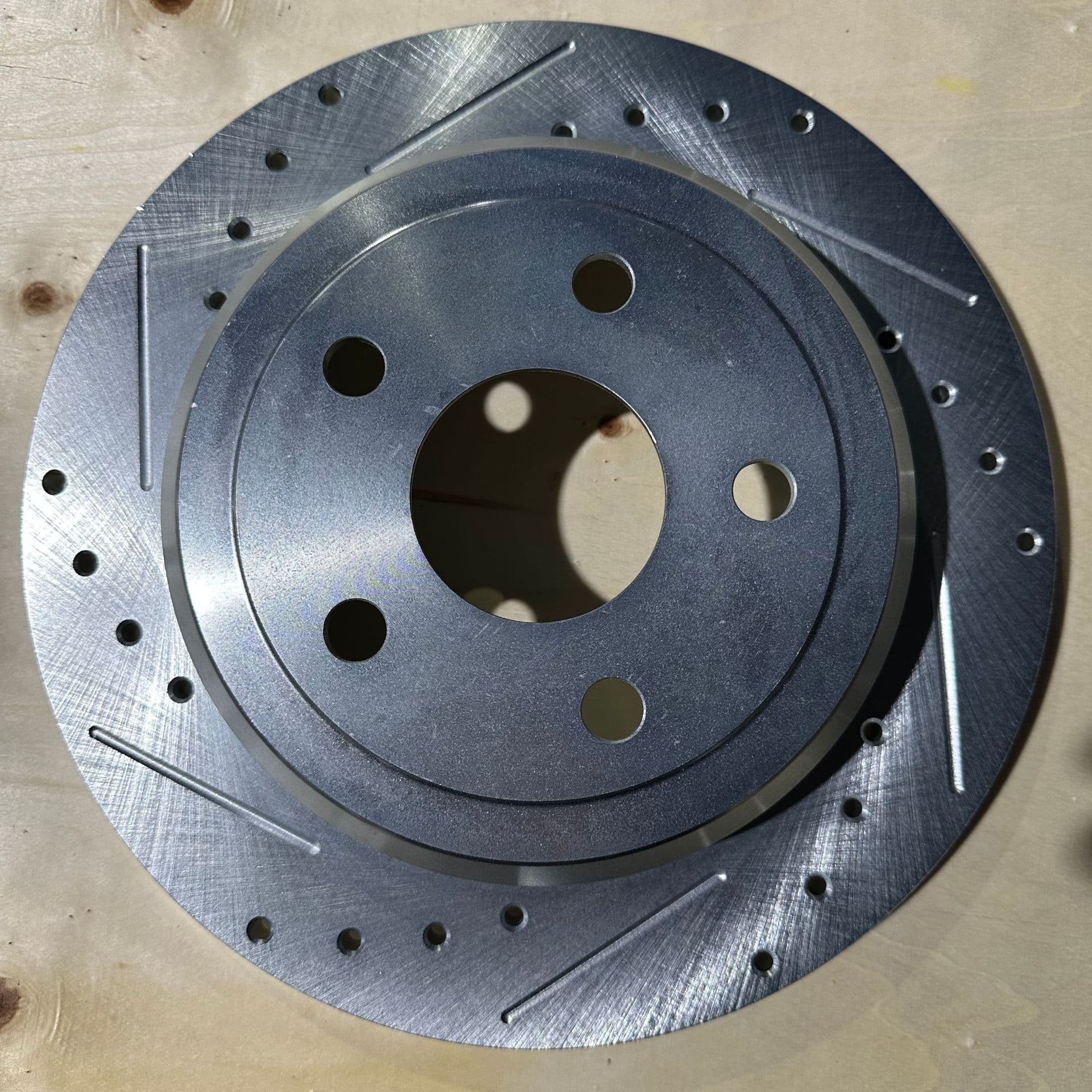 432069W000 fits Nissan Bluebird, Qashqai, Tiida, Sylphy, Teana, Fengshen A60, Venucia T70 brake discs.