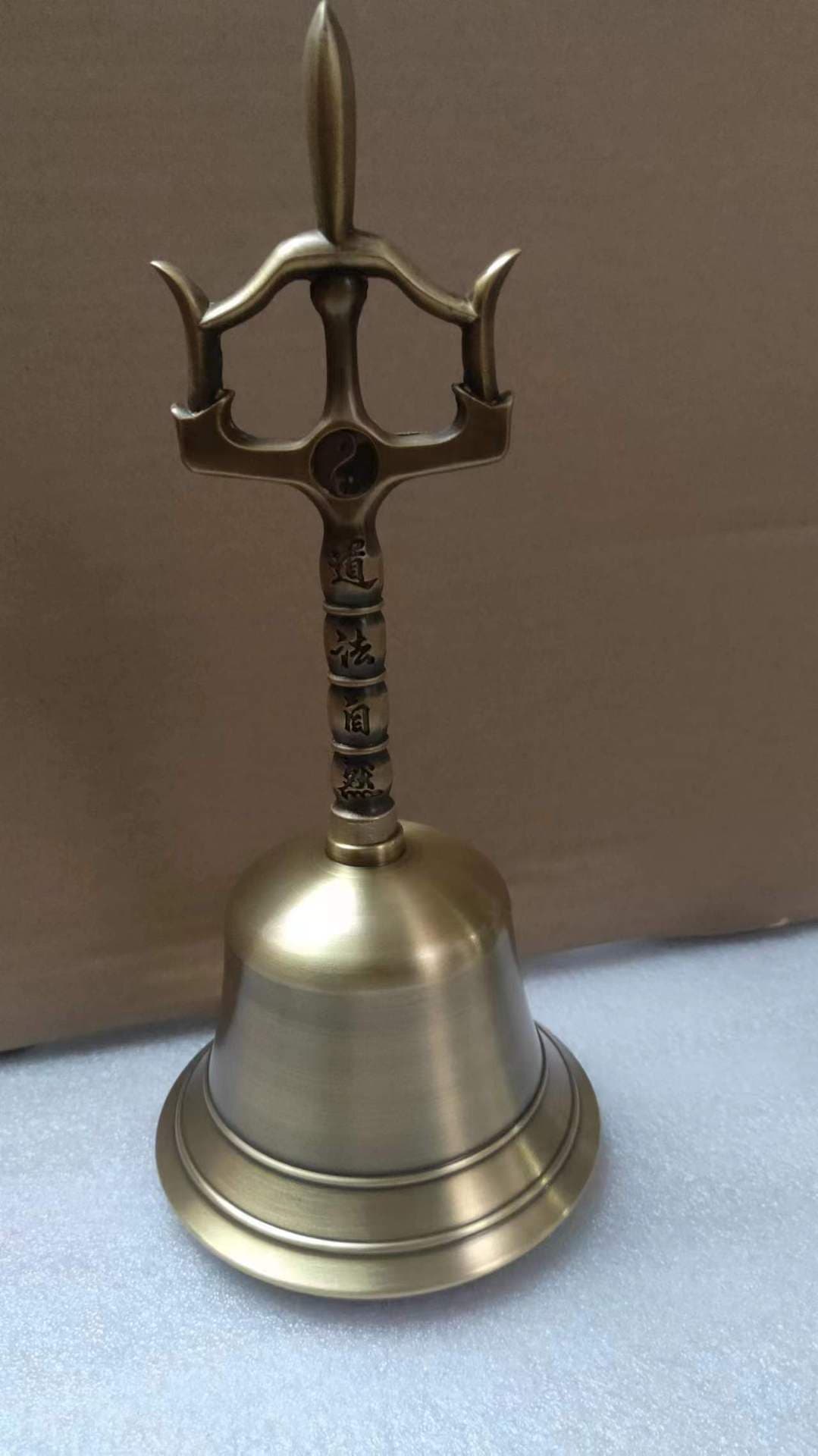New super-large three-pronged bell, Taoist natural bell, 10cm diameter, 21cm height, smooth bell, delivery service available.