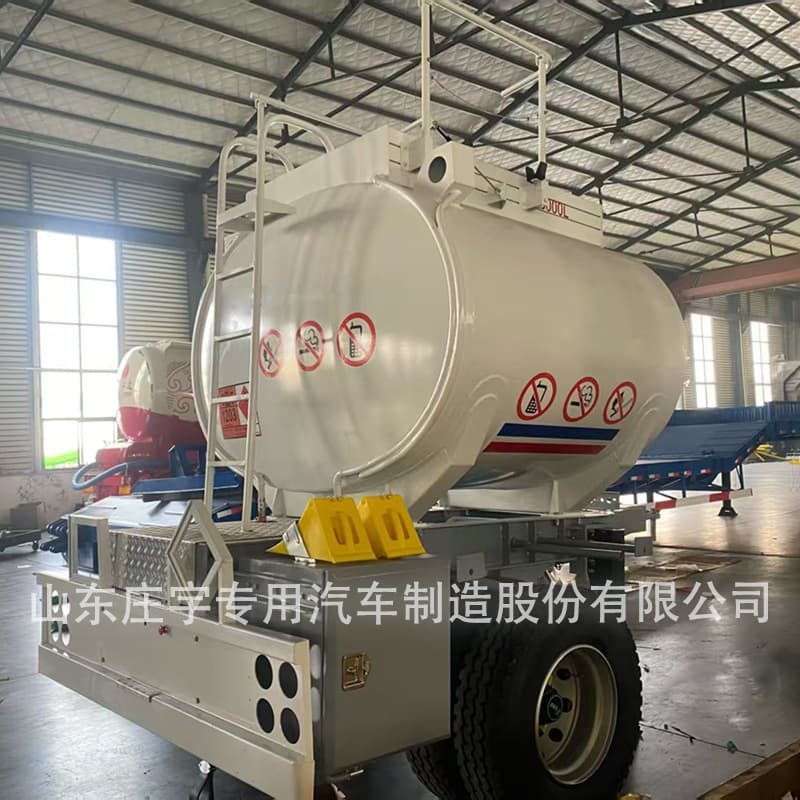 Export 5-cubic-meter and 10-cubic-meter oil tank semi-trailers, dangerous goods transport semi-trailers, carbon steel tank liquid transport semi-trailers