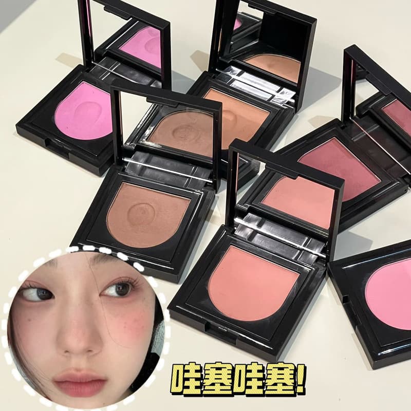 A gentle kiss on the cheeks, a soft-focus blush with a spring-like, vibrant, natural matte finish that brightens and enhances complexion. (Potato-colored blush cream)