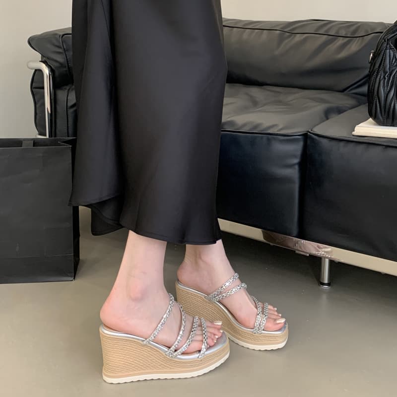 Compact and stylish rhinestone slide sandals for women, versatile and fashionable, 2026 new square toe open-toe wedge platform slippers