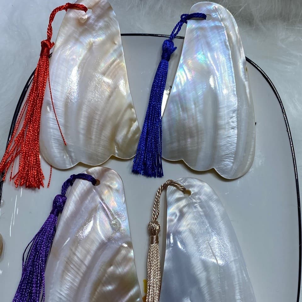 Source Factory Iridescent Pearl Shell Gua Sha Board Natural Shell Travel Souvenir Wholesale