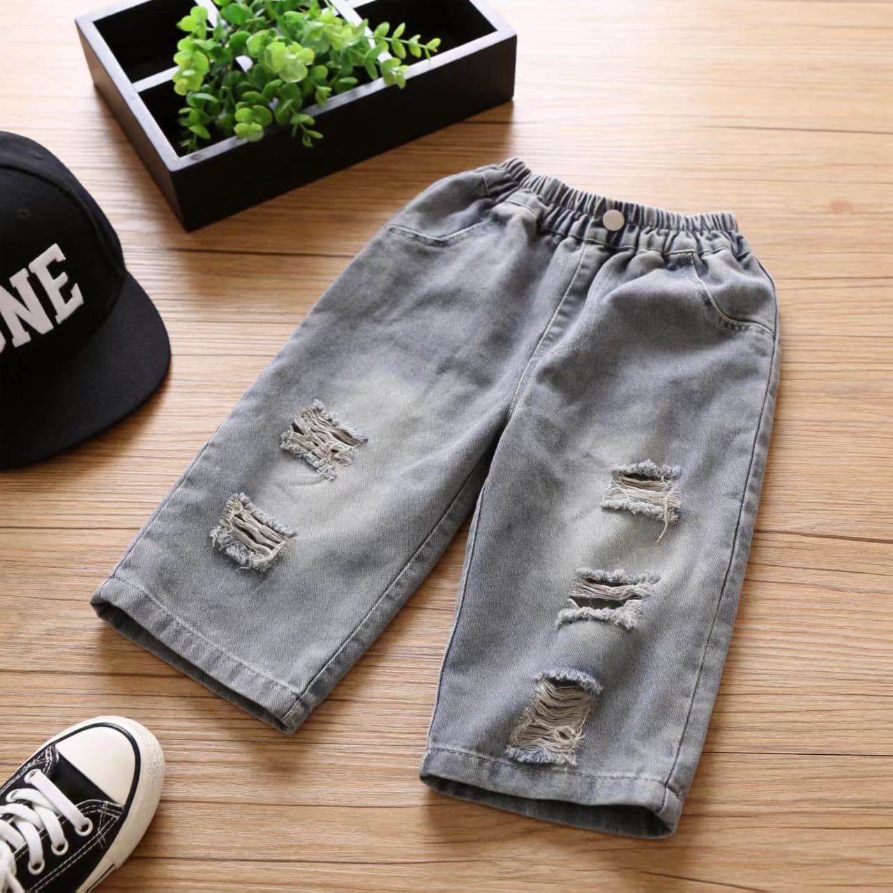 Personalized and stylish children's Korean style ripped jeans for boys and girls, Korean style loose straight pants for spring and autumn trendy pants