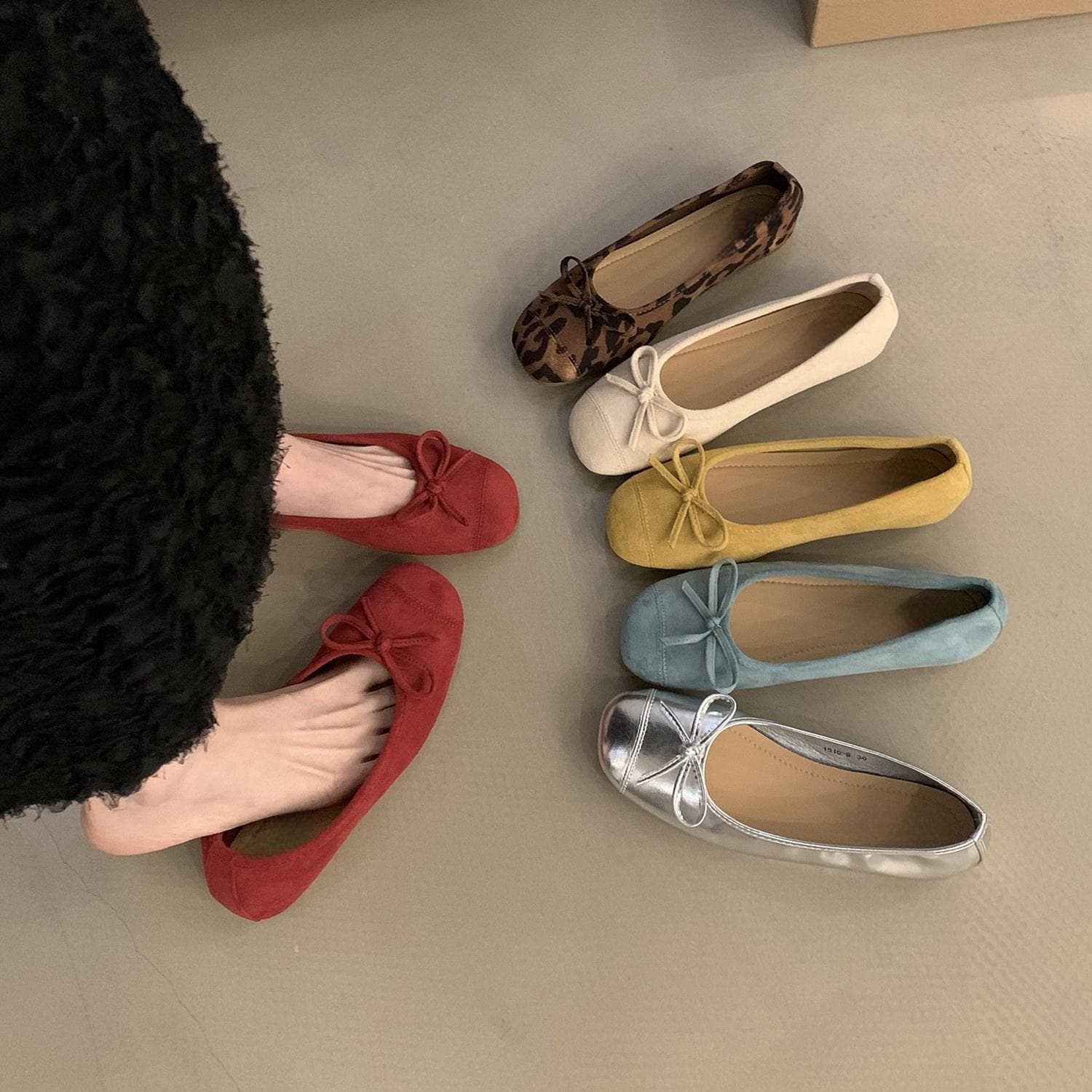French Flat Ballet Flats Women's Shoes 2024 New Retro Velvet Little Red Shoes Fairy Style Ballet Loafers